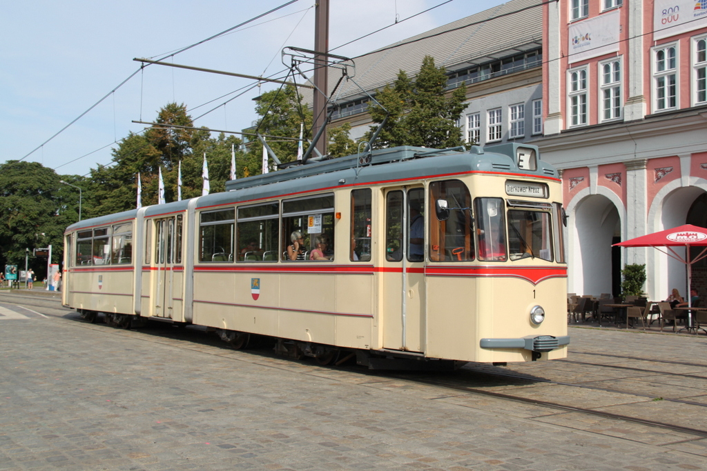 Gelenktriebwagen des Typs G4 auf dem Neuen Markt in Rostock.11.09.2016