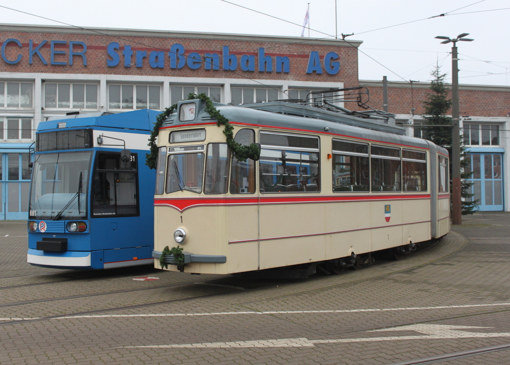 Gelenktriebwagen des Typs G4 aus dem Baujahr 1961 stand am 23.11.2019 auf dem Gelände der Rostocker Straßenbahn AG festlich geschmückt.