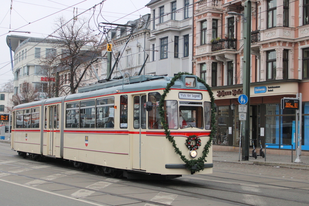 Gelenktriebwagen des Typs G4 aus dem Baujahr 1961 als Sonderfahrt von Rostock Kurt-Schumacher-Ring nach Rostock Platz der Jugend am 04.12.2022 in der Rostocker Innenstadt