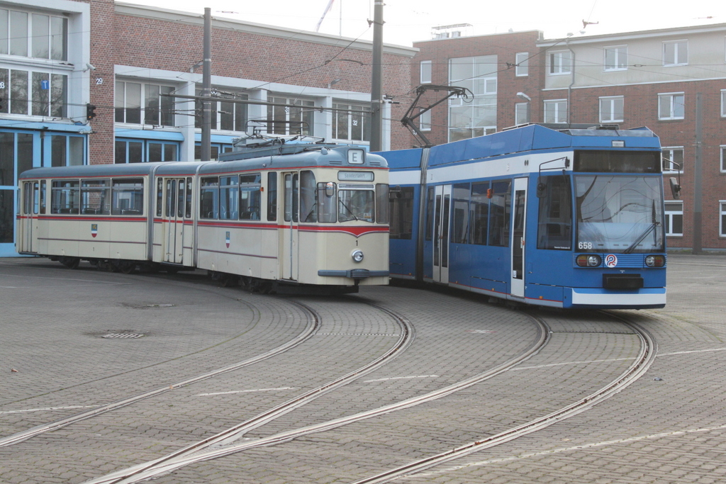 Gelenktriebwagen des Typs G4(Baujahr: 1961)stand am 04.11.2017 abgerüstet auf dem Betriebshof der Rostocker Straßenbahn AG neben an stand 6N-1 Wagen 658.