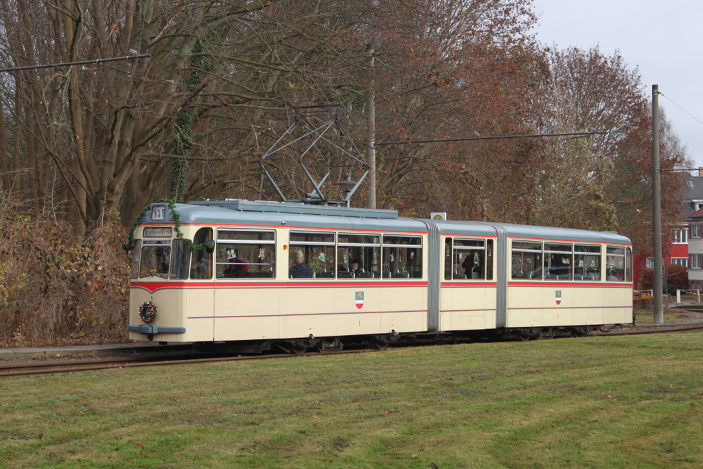 Gelenktriebwagen des Typs G4.(Wagen1)stand am 26.11.2016 in der Haltestelle Rostock Platz der Jugend.