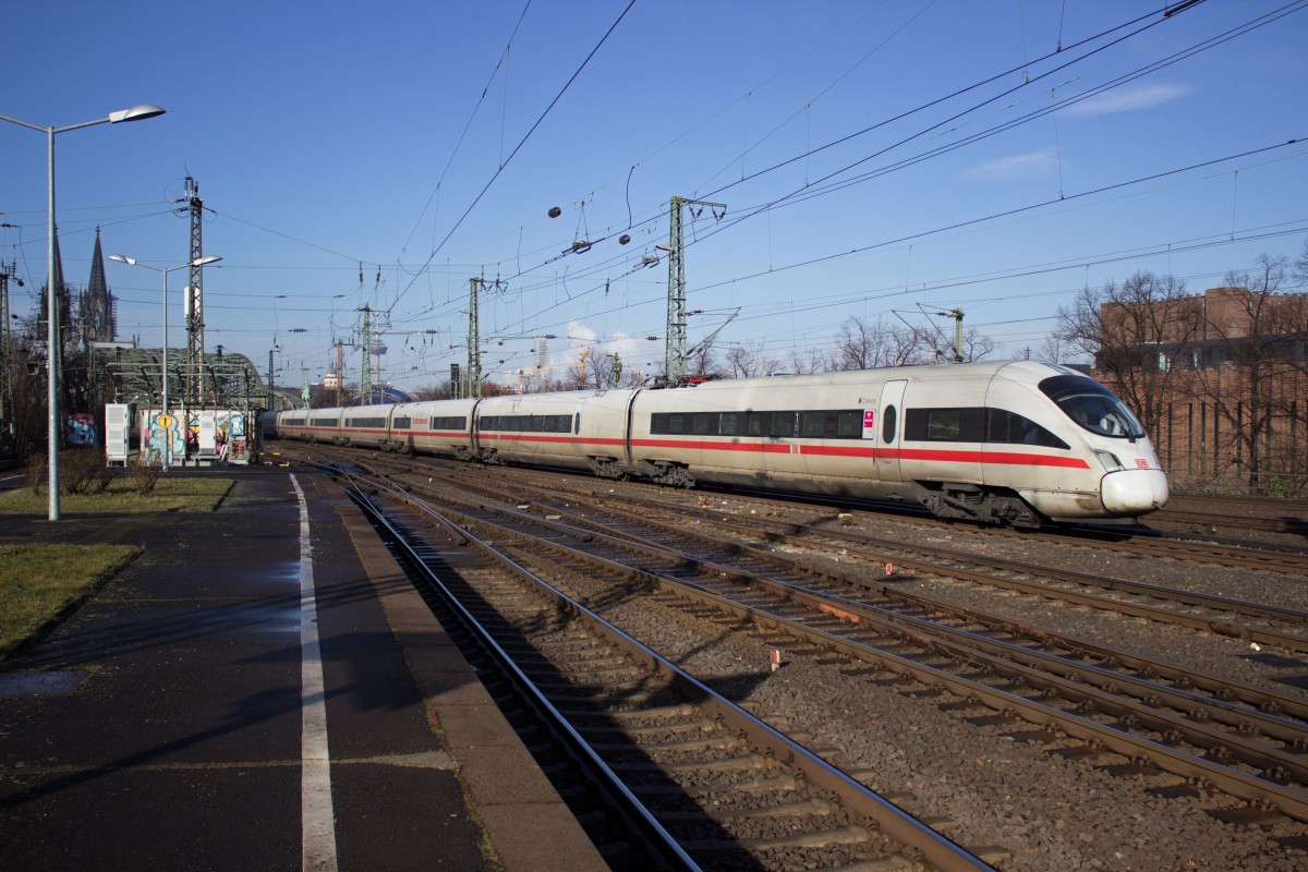 Genau 1448 Kilometer muss 411 076 auf der Fahrt als ICE 27 von Hamburg-Altona zum Wiener Flughafen zurücklegen. Noch nicht einmal die Hälte hatte er am 25.02. geschafft, als er pünktlich durch Köln-Deutz rollte.