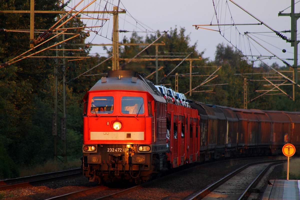 Genau im richtigen Moment kam die Sonne raus als die 232 472-1 mit ihrem Umleiter EZ/GD 47420 in Schleswig im  Wartegleis  einfuhr. 28.07.2014