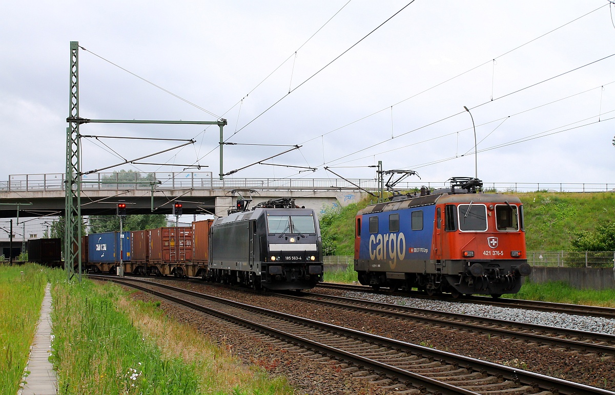 Generationentreffen in Hamburg-Waltershof...Bomberdiertraxxe 185 563-4 trifft auf die Schweizer Re 4 421 376-5(REV/Be/19.10.12). HH-Waltershof 16.06.2015