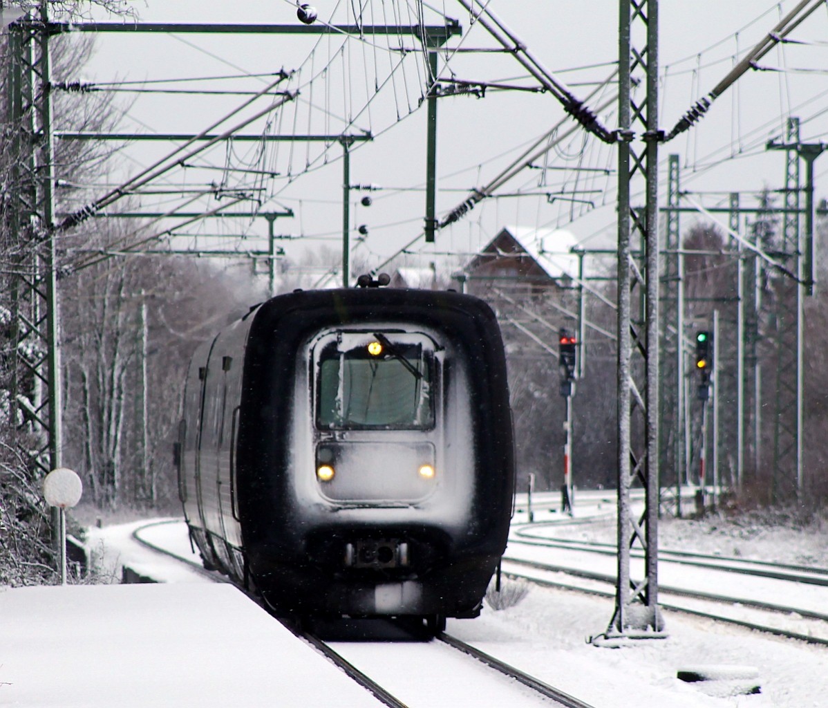 Gepuderte Gumminase...DSB MFA/FF/MFB 50/54/5290 als EC 386 nach Aarhus hat hier während einer kleinen Schneepause Einfahrt in Schleswig. 29.01.2015