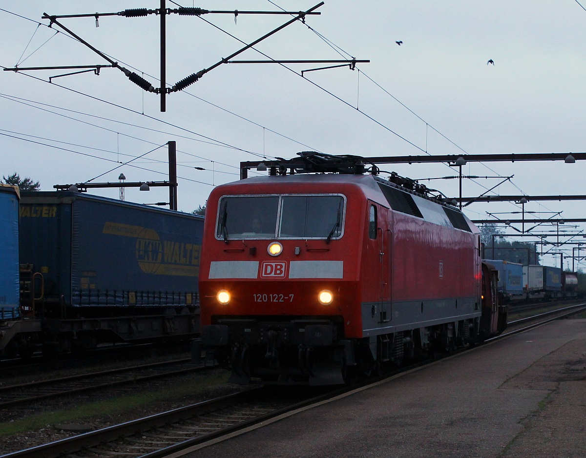 Gerade in Padborg angekommen sah ich das der CNL aus Basel mit guter Verspätung in Padborg eingetroffen war...also Kamera raus und ab aufn Bahnsteig und das  abrangieren  der 120 122-7 festgehalten. Es sieht schon ulkig aus wenn 126 PS nahezu mühelos 7600 PS wegziehen...Padborg 11.10.2013