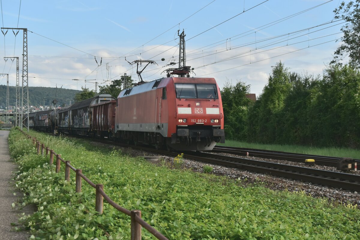 Gerade verlässt 152 083 Neckarelz in Richtung Binau. Zuvor war sie mit ihrem Mischer aus dem Osterburkener Abzweig ins Gleis 4 geleitet worden. Hier musste sie erst einem RE und einer S1 den Vortritt lassen, sowie auf einen S1 Zug nach Gleis3 warten. Freitag den 26.7.2024
28.07.2024 Andreas Strobel 