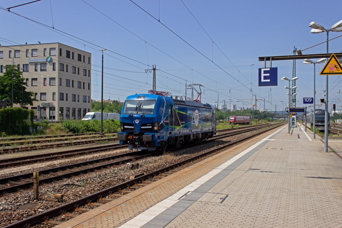 Gerade zwei Wochen alt ist 192 102 der egp am 26.06.19, als sie auf den G�tergleisen des Regensburger Hauptbahnhofes rangiert.