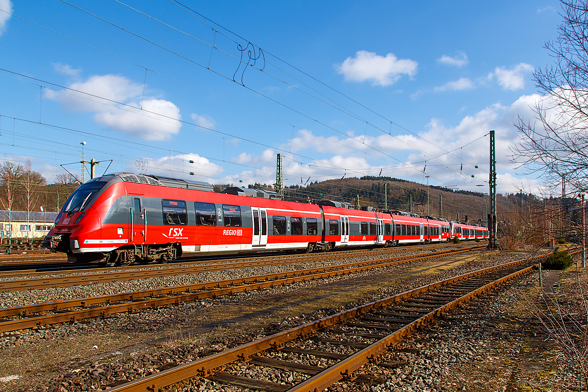 
Gestern am 22.02.2015 war es Frühling....
Zwei gekoppelte 4-teilige Bombardier Talent 2 ( 442 261/762 und 442 254/754) der DB Regio NRW fahren am 22.02.2015 als  RE 9 (rsx - Rhein-Sieg-Express) Siegen - Köln - Aachen von Betzdorf/Sieg weiter in Richtung Köln.