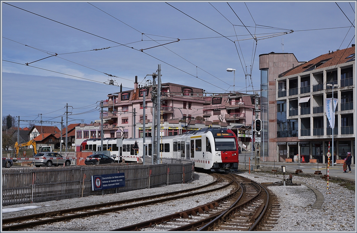 Gestern fotografiert und heute schon historisch: Der TPF Regionalzug S50 14823, bestehend aus dem führenden ABe 2/4 103, einem B und dem schiebenden Be 2/4 103 erreicht Chatel-St-Denis zur Weiterfahrt nach Palézieux.
Heute ist die Strecke nach Palézieux stillgelegt, vorübergehend, bis der im Hintergrund erkennbare  neue  Bahnhof von Châtel St-Denis im November ans Streckennetz angeschlossen sein wird. 
Immerhin bis Sommer werden noch Züge von und nach Montbovon den  alten Bahnhof von Cahtel St-Denis erreichen.

3. März 2019