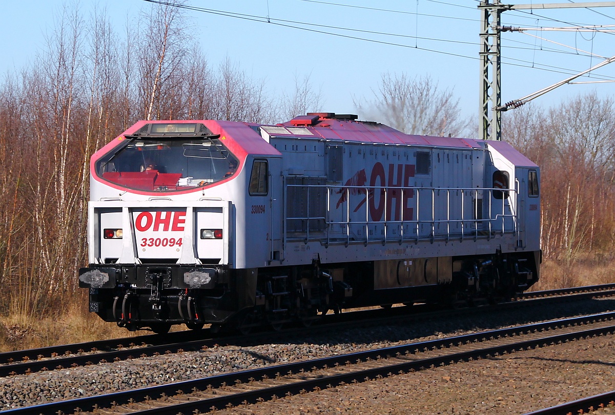 Gestern mehrfach hier unterwegs...OHE 330094 oder 250 001-5 als Tfzf 93911 auf dem Weg von Flensburg-Weiche nach Neumünster aufgenommen in Jübek. 11.03.2014