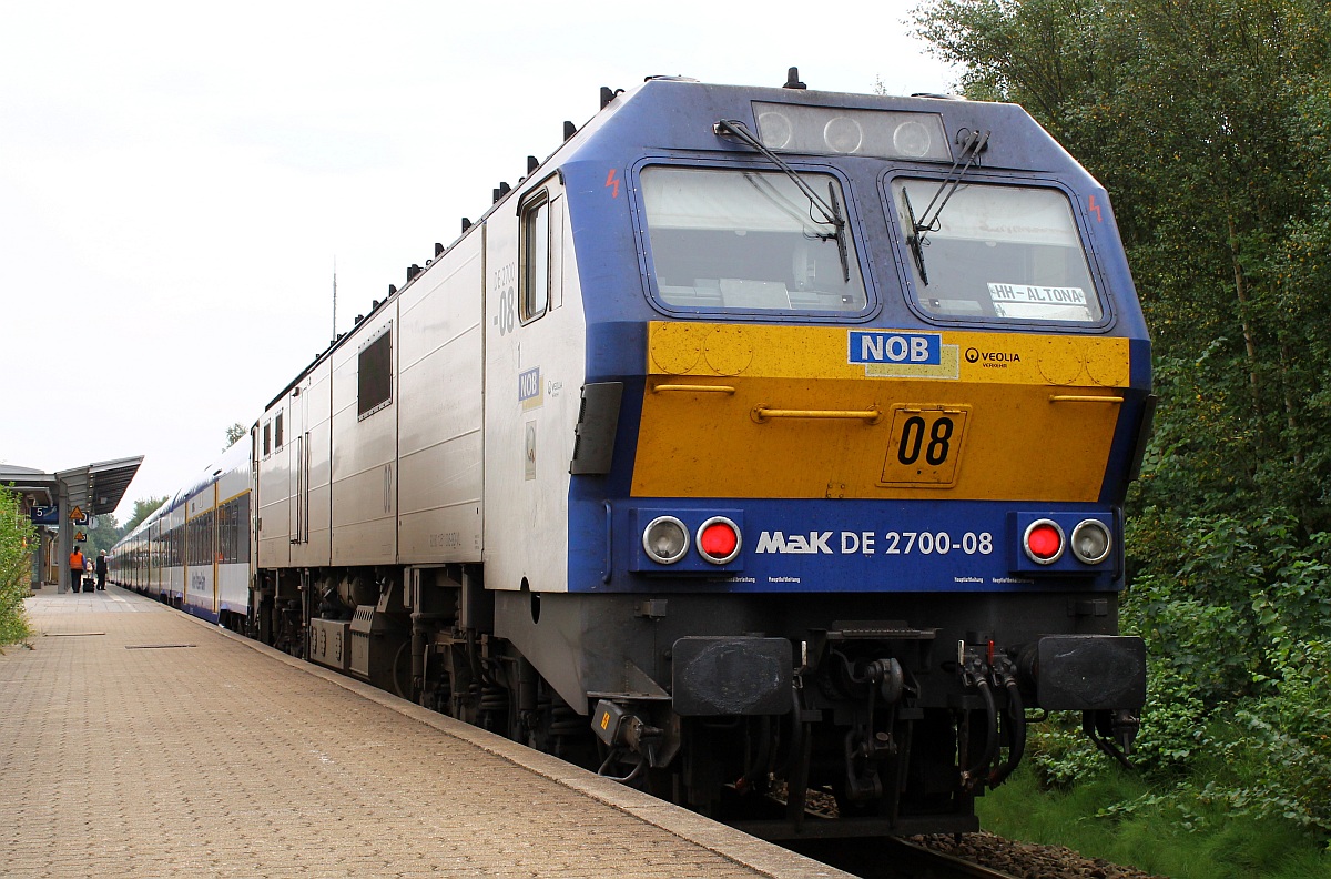 Gewaltig sind sie ja...MaK DE 2700-08/1251 008-9 steht hier als Schublok einer NOB nach HH-Altona im Bhf Husum. 08.09.2013