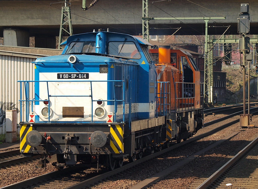 Gezogen von Northrail 274 103-1(MaK G 1205BB)rumpelt die Spitzke V60-SP-014(345 204-2) durch HH-Harburg. 02.04.2011