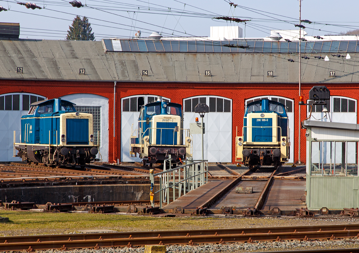 
Gleich dreimal ozeanblau beige stehen vor dem Siegner Lokschuppen am 23.03.2015. 
Von links nach rechts: 
Die 212 376-8 (92 80 1212 376-8 D-AVOLL) der Lokvermietung Aggerbahn Andreas Voll e.K, ex DB 212 376-8, ex DB V 100 2376 eine V 100.20, die 261 671-2 (98 80 3361 671-1 D-AVOLL) der Lokvermietung Aggerbahn Andreas Voll e.K, ex DB 261 671-2, ex DB V 60 671, eine V 60 der schweren Bauart  und die 209 189-8 (98 80 3290 189-0 D-RPRS) der Railsystems RP GmbH, ex DB 290 189-0, eine V 90.