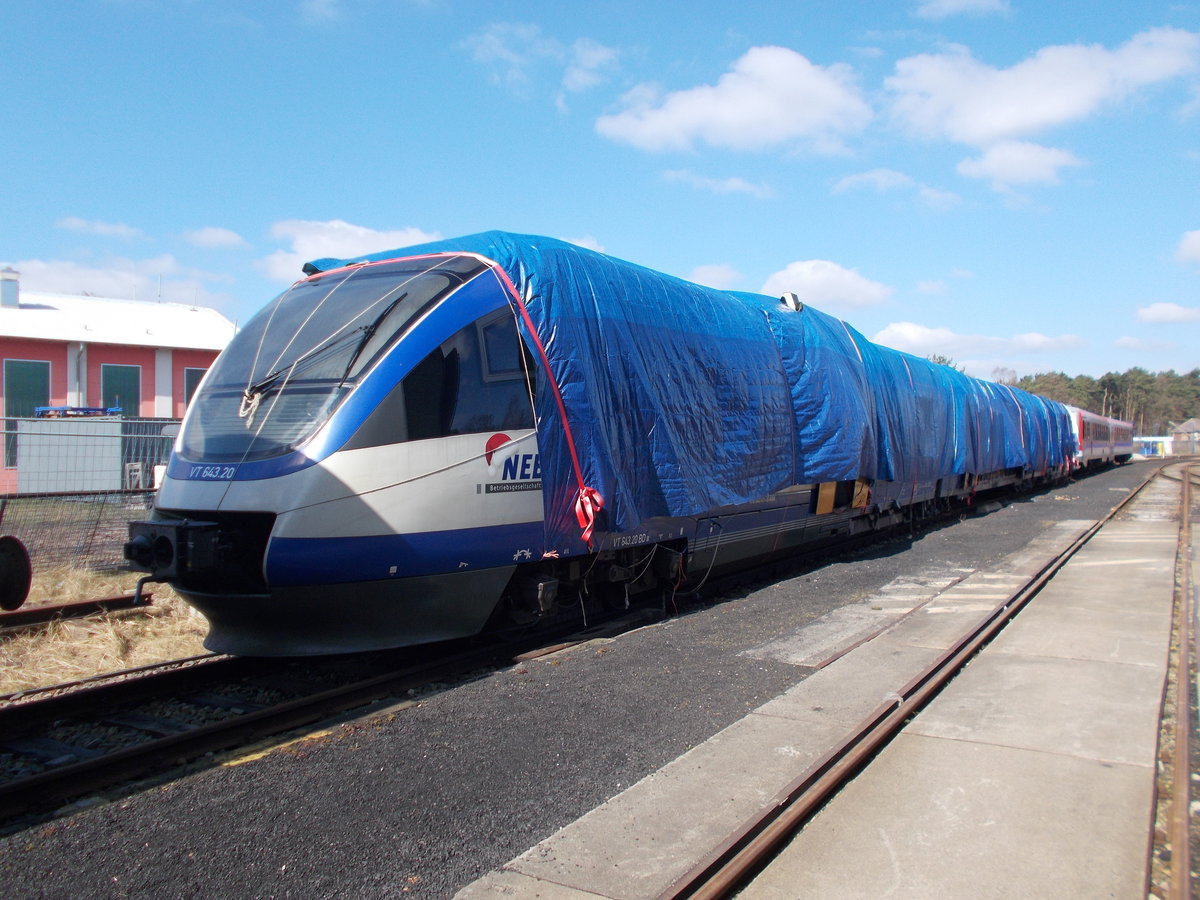 Gleich neben dem Eisenbahnmuseum in Basdorf befindet sich die Heimat der NEB wo dort unter einer Abdeckung nach einem Brandschaden der abgestellte VT643.20 stand.Aufnahme vom 26.März 2016. 