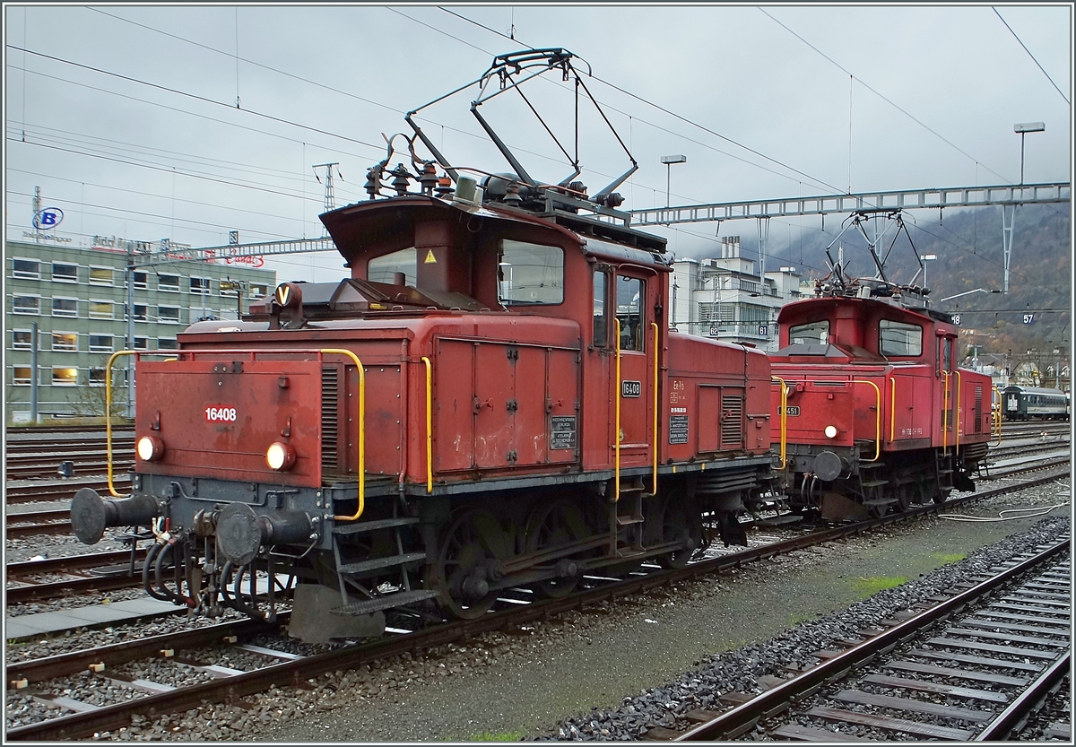 Gleich zwei aufgebügelte Ee 3/3 gab es in Biel/Bienne zu bewundern: Vorne die ältere Ee 3/3 16408 von 1946 und hinten die Ee 3/3 16451 aus dem Jahre 1965. 
17. Nov. 2014