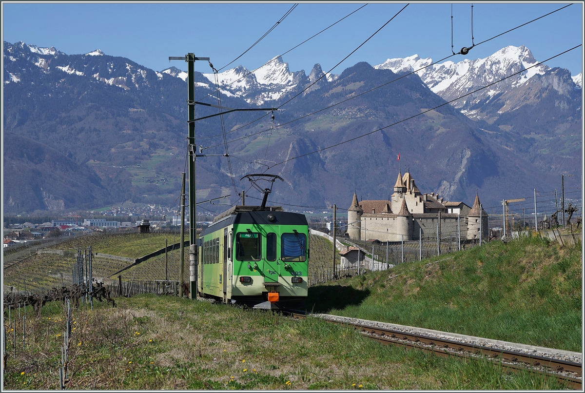 Gleiche Fotostelle, eigentlich das gleiche Motiv und trotzdem drei ganz unterscheidliche Bilder: der ASD /TPC BDe 4/4 403 ist mit seinem Steuerwagen Bt 434 auf der Fahrt nach Aigle und hat in den Rebbergen beim Château de Aigle sein Ziel schon fast erreicht. 

30. März 2021