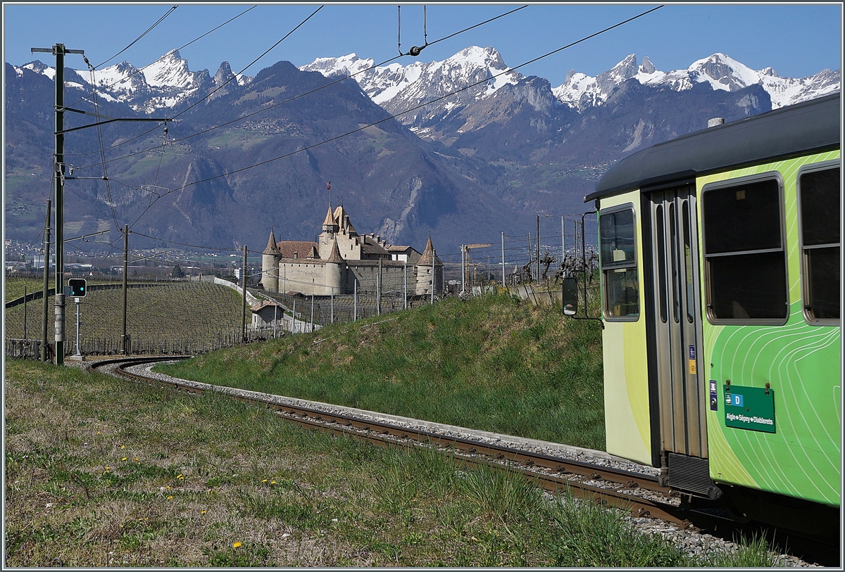 Gleiche Fotostelle, eigentlich das gleiche Motiv und trotzdem drei ganz unterscheidliche Bilder: der ASD /TPC BDe 4/4 403 ist mit seinem Steuerwagen Bt 434 auf der Fahrt nach Aigle und hat in den Rebbergen beim Château de Aigle sein Ziel schon fast erreicht.

30. März 2021