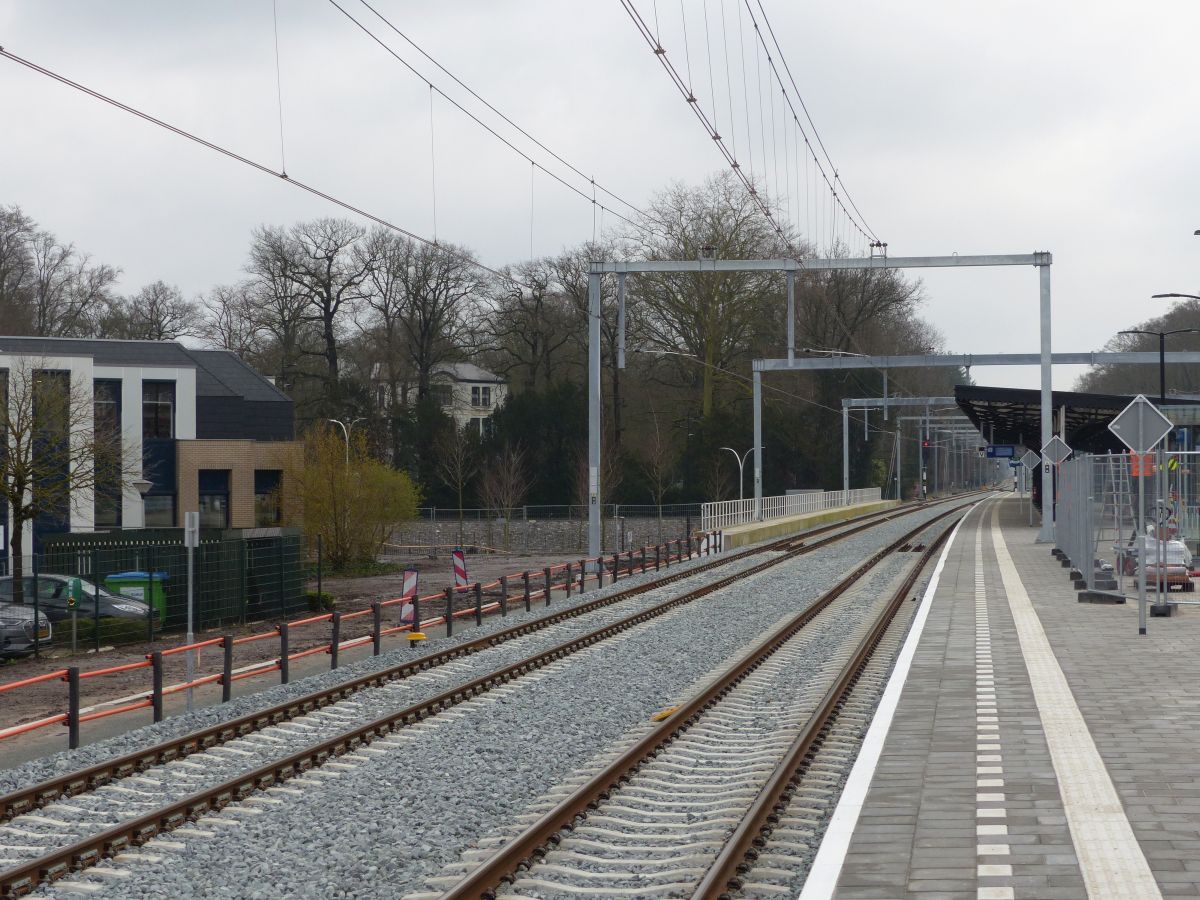 Gleis 1 Bahnhof Driebergen-Zeist 06-03-2020.

Spoor 1 gezien richting Arnhem. Station Driebergen-Zeist 06-03-2020.
