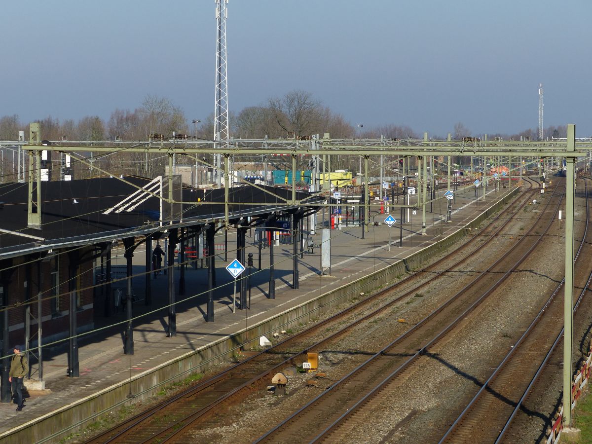 Gleis 1 bis 3 in nrdlicher Richtung gesehen Bahnhof Geldermalsen 07-02-2020.

Spoor 1 t/m 3 gezien in noordelijke richting station Geldermalsen 07-02-2020.