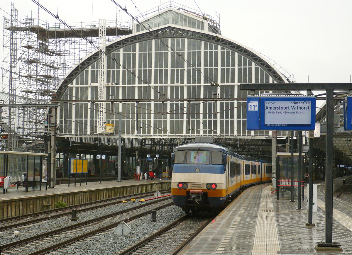 Gleis 11, 12 en 13 mit SGM-3 TW 2974. Amsterdam Centraal Station 08-10-2014.

Spoor 11, 12 en 13 met op spoor 11 SGM-3 treinstel 2974. Amsterdam Centraal Station 08-10-2014.