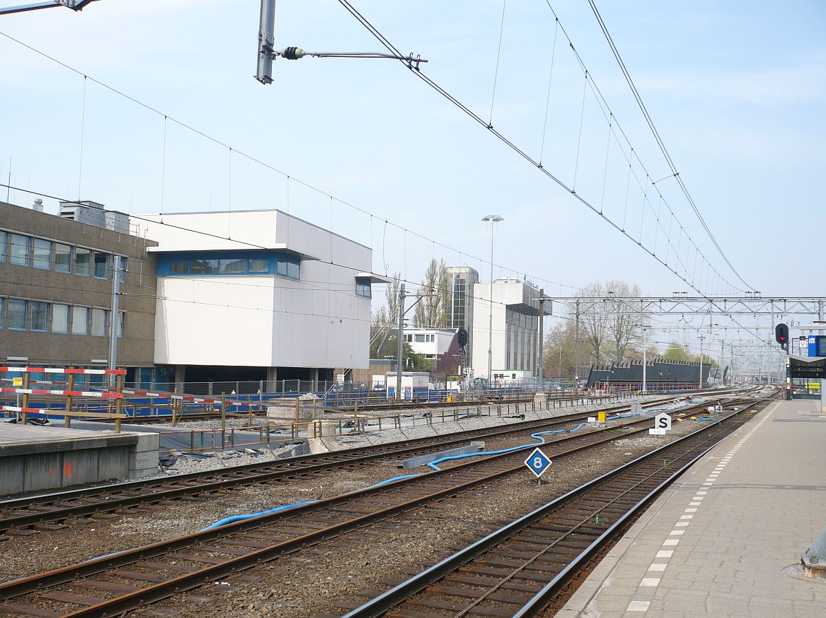 Gleis 15, 16 und 18 mit Stellwek. Utrecht Centraal Station 24-04-2015.

Spoor 15, 16 en 18 gezien in noordelijke richting met op de achtergrond de verkeersleidingpost. Utrecht Centraal Station 24-04-2015.