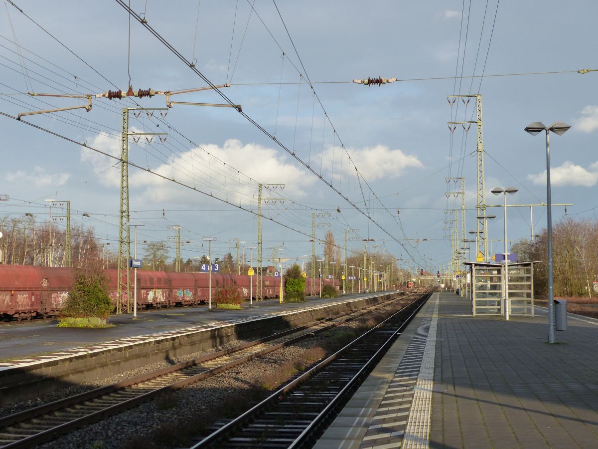 Gleis 2 und 3 Bahnhof Emmerich am Rhein 12-03-2020.

Spoor 2 en 3 gezien in richting Wesel. Emmerich 12-03-2020. 
