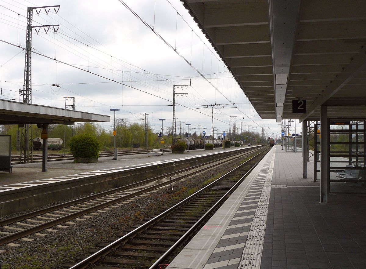 Gleis 2 und 3 Emmerich 18-04-2015.

Spoor 2 en 3 richting Oberhausen. Station Emmerich 18-04-2015.