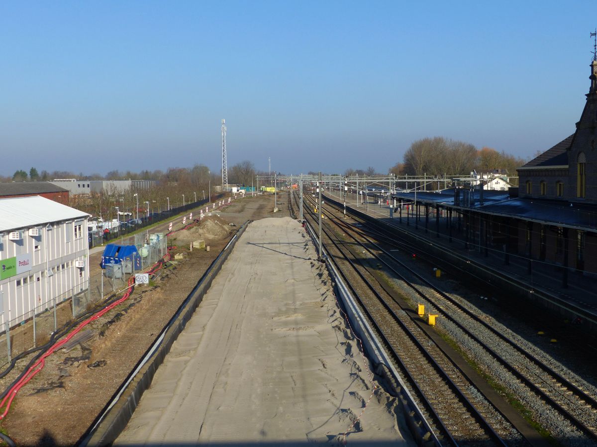 Gleis 4,5 und 6 mit neuer Bahnsteig im Bau Bahnhof Geldermalsen 07-02-2020.

Nieuw perron in aanbouw en 4 t/m 6 station Geldermalsen 07-02-2020.
