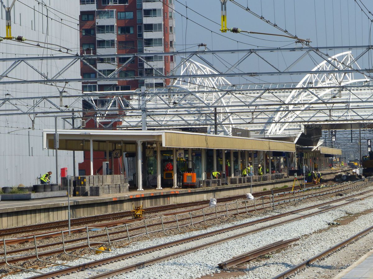 Gleis 5 bis 8 whrend Bauarbeiten an Gleis 7 bis 10. Bahnhof Leiden Centraal 08-04-2019.

Spoor 5t/m 8 tijdens werkzaamheden spoor 7 t/m 10 Leiden Centraal 08-04-2019. 