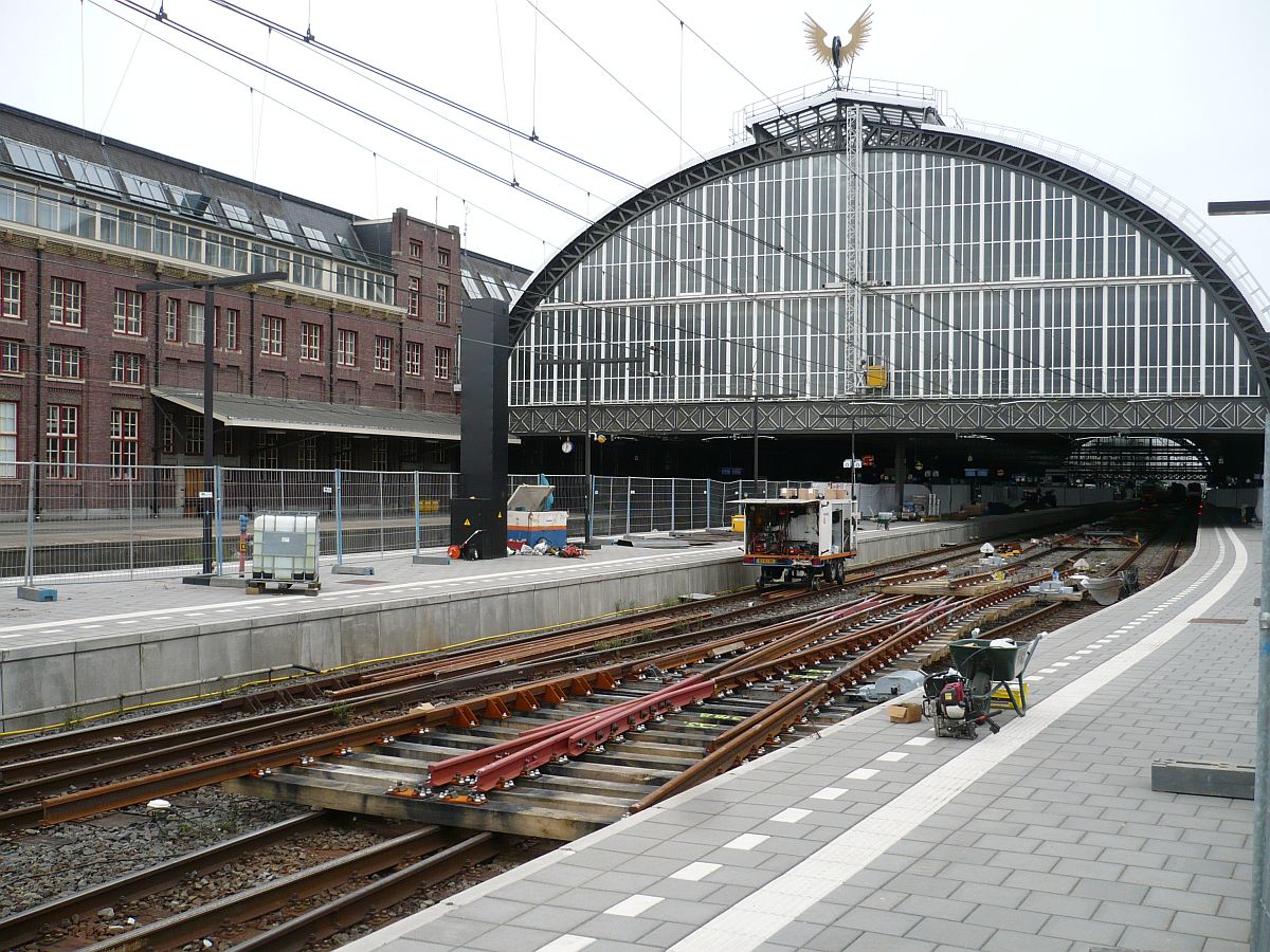 Gleis 5,6 und 7 Amsterdam Centraal Station 12-08-2015.

Spoor 5,6 en 7 tijdens werkzaamheden. Amsterdam Centraal Station 12-08-2015.