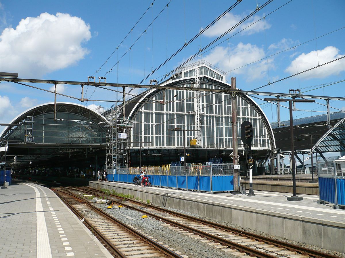 Gleis 8 en 10 Amsterda Centraal Station 22-07-2015.

Spoor 8 en 10 Amsterda Centraal Station 22-07-2015.