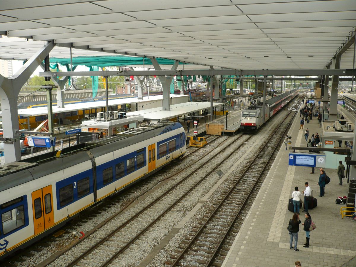 Gleis 9, 10 und 11 Rotterdam Centraal Station 09-05-2012.

Getrokken FYRA trein langs het tijdeljke perron spoor 10 Rotterdam CS 09-05-2012.