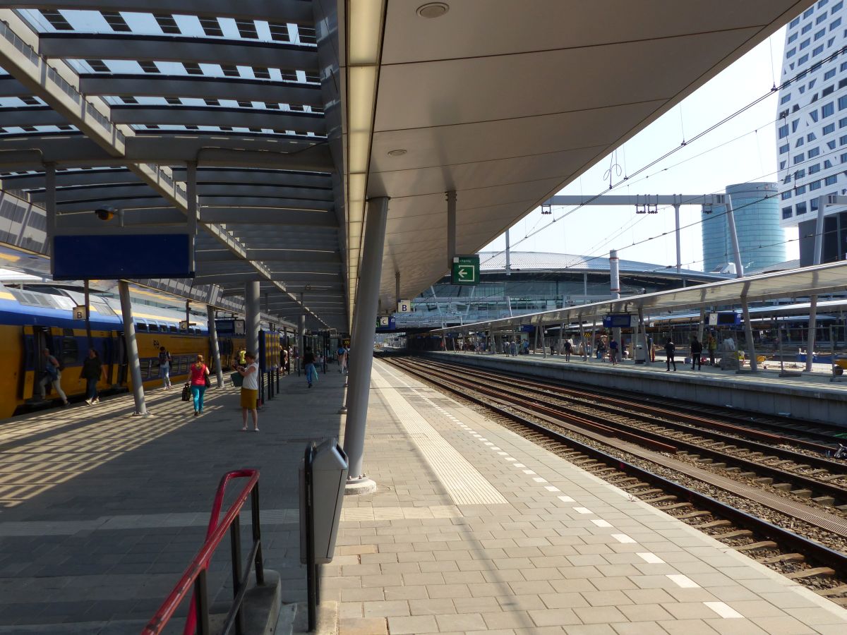 Gleis 9, 10 und 11 Utrecht Centraal Station 19-07-2016. 

Spoor 9, 10 en 11 Utrecht Centraal Station 19-07-2016.