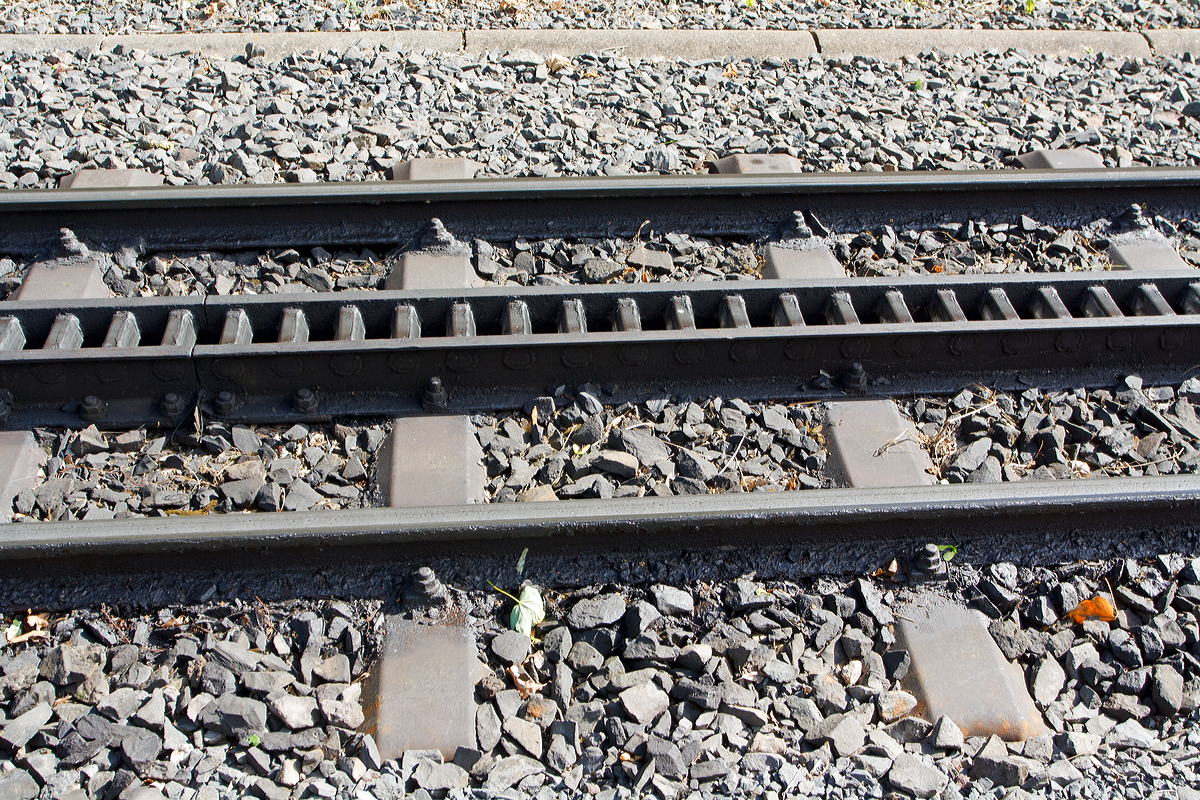 Gleis der Drachenfelsbahn am 06.06.2014 in Knigswinter an der Talstation. 

Das Gleis ist komplett auf Stahlschwellen verlegt, die Spurweite betrgt 1.000 mm (Meterspur). 
Das Zahnstangensystem ist Riggenbach (Leiterzahnstange), nach ihrem Erfinder Niklaus Riggenbach. Zwischen zwei U-frmigen Profilen sind die Zhne als Sprossen eingesetzt, die Zahnteilung betrgt 100 mm, (ursprnglich genietet, heute geschweit). Diese Bauart lsst sich mit einfachen Mitteln fertigen, erfordert aber fr Kurven Spezialanfertigungen, da sich die fertige Zahnstange nicht biegen lsst. Weichen wurden daher als Schiebeweichen, bei denen ein Gleisabschnitt verschoben wird, ausgefhrt, whrend heute konventionelle Weichen in Verbindung mit Zahnstangen des Systems von Roll zur Anwendung kommen (dies ist auch bei der Drachenfelsbahn der Fall).
