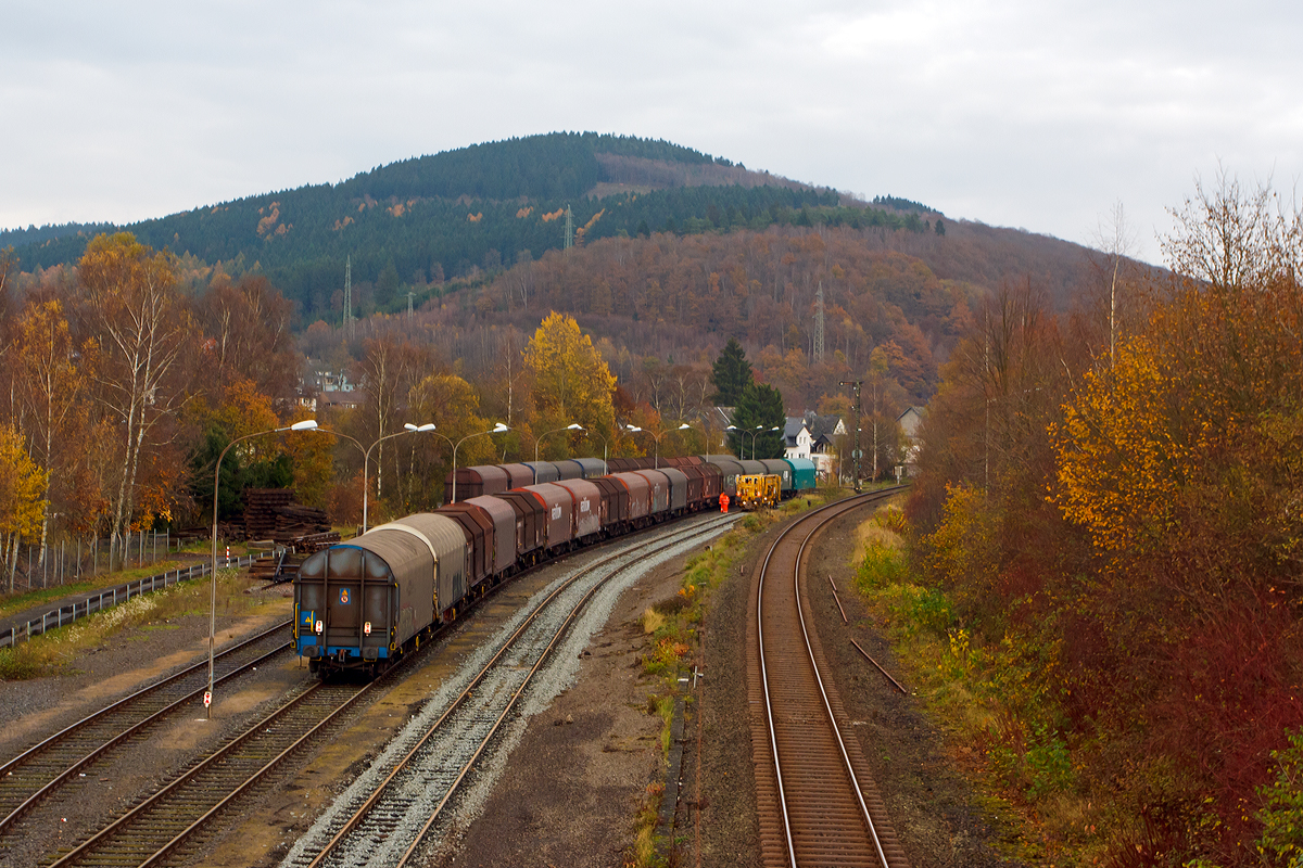 
Gleisbaustelle auf den Rangierbahnhof der KSW Kreisbahn Siegen-Wittgenstein (ehem. Freien Grunder Eisenbahn AG) in Herdorf, heute am 10.11.2014 wird gestopft. Die KSW hofft das am nchten Tag die Zge zum Pfannenberg (Neunkirchen-Salchendorf) wieder rollen knnen. 