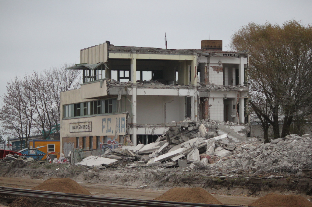 Gleisbild-Stellwerk Warnemünde während der Abriss-Phase.15.11.2019