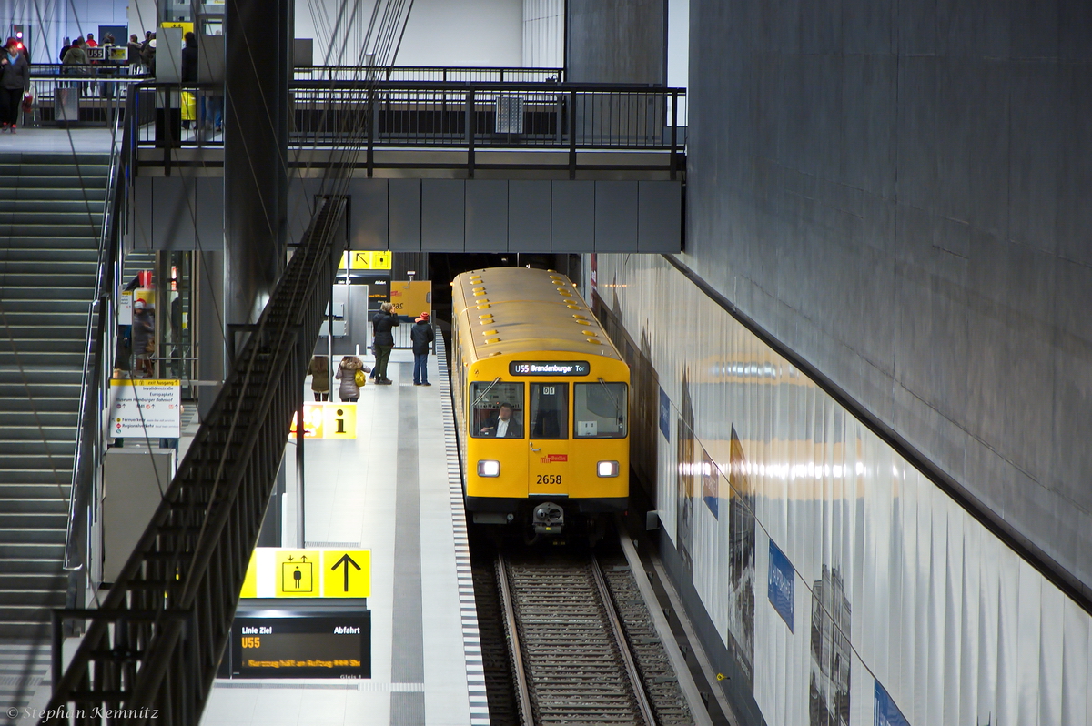 Großprofil-Baureihe F (Tw 2658) der BVG - Berliner Verkehrsbetriebe als U55 von Berlin Hauptbahnhof nach Brandenburger Tor im Berliner Hbf(tief). 03.04.2015