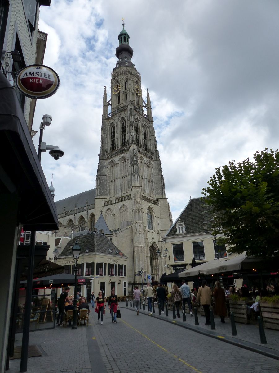 Grote Kerk  gesehen von Vismarkt straat, Breda 22-08-2021.

Toren van de Grote Kerk foto van Vismarkt straat, Breda 22-08-2021.