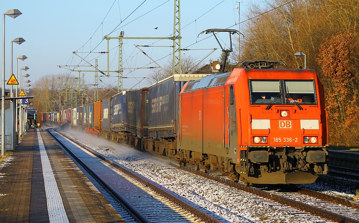 Gruß zurück! Einer der wenigen Güterzüge der letzten Tagen wurde von RSC/DBS 0 185 336-2 gezogen und rauscht hier durch das mit leichtem  Puderzucker  bedeckte Schleswig Richtung Hamburg. 28.12.2014