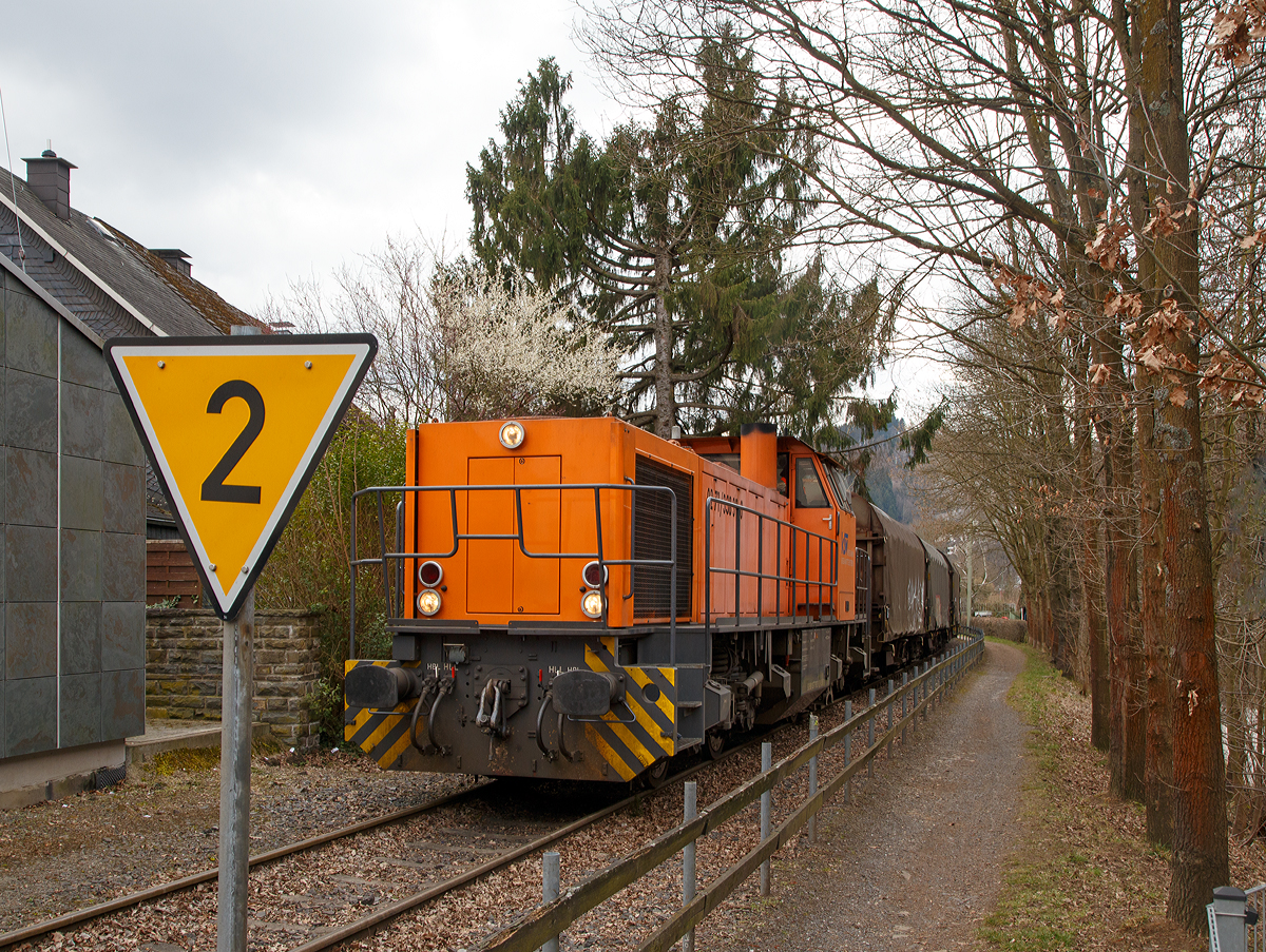 G�terverkehr im Freien Grund, auch bekannt als Hellertal....
Die Lok 42 (92 80 1277 902-3 D-KSW) der KSW (Kreisbahn Siegen-Wittgenstein, ehem. Siegener Kreisbahn, ex Freien Grunder Eisenbahn) f�hrt mit einem beladenen Coilzug (Schiebeplanenwagen f�r Coiltransporte der Gattung Shimmns) am 23.03.2016 in Richtung Neunkirchen-Salchendorf auf den Pfannenberg. Hier beim B� in Neunkirchen-Struth�tten. 

Die Bahnstrecke von Herdorf nach Neunkirchen-Salchendorf (ehemals bis Unterwilden) ist eine Strecke der Kreisbahn Siegen-Wittgenstein. Die Strecke wurde von der 1904 gegr�ndeten Freien Grunder Eisenbahn AG erbaut, und so wird sie von der KSW noch als Betriebsst�tte Freien Grunder Eisenbahn gef�hrt. 

Links im Bild (gelbes Dreieck mit wei�em und schwarzem Rand und schwarzer Zahl), ein Geschwindigkeits-Ank�ndesignal - Lf 6, sie zeigt an: Eine st�ndige Langsamfahrstelle ist zu erwarten, auf der die angezeigte Geschwindigkeit nicht �berschritten werden darf. Die gezeigte Kennziffer bedeutet, dass der 10fache Wert in km/h als Fahrgeschwindigkeit zugelassen ist, hier 2 = 20 km/h.

Dieses Signal existiert nur im Bereich der ex-DB und k�ndigt eine st�ndige Langsamfahrstelle an, die nur mit dem Zehnfachen der angezeigten Geschwindigkeit befahren werden darf. Sie steht im Bremswegabstand zum Signal Lf7.