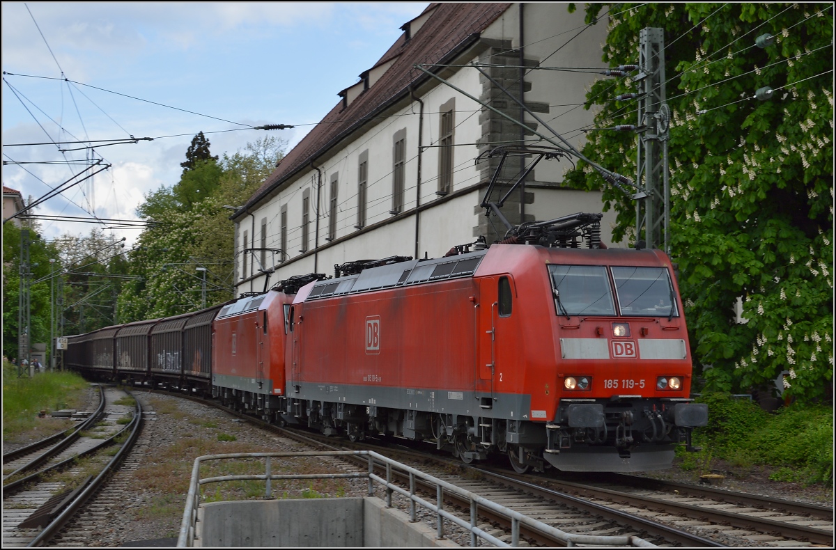 Güterverkehr in die Schweiz. 

Zwei 185er mit Schweizausrüstung ziehen einen Red-Bull-Zug in den Bahnhof Konstanz. Vorne 185 119-5, dahinter 185 091-6. Mai 2014.