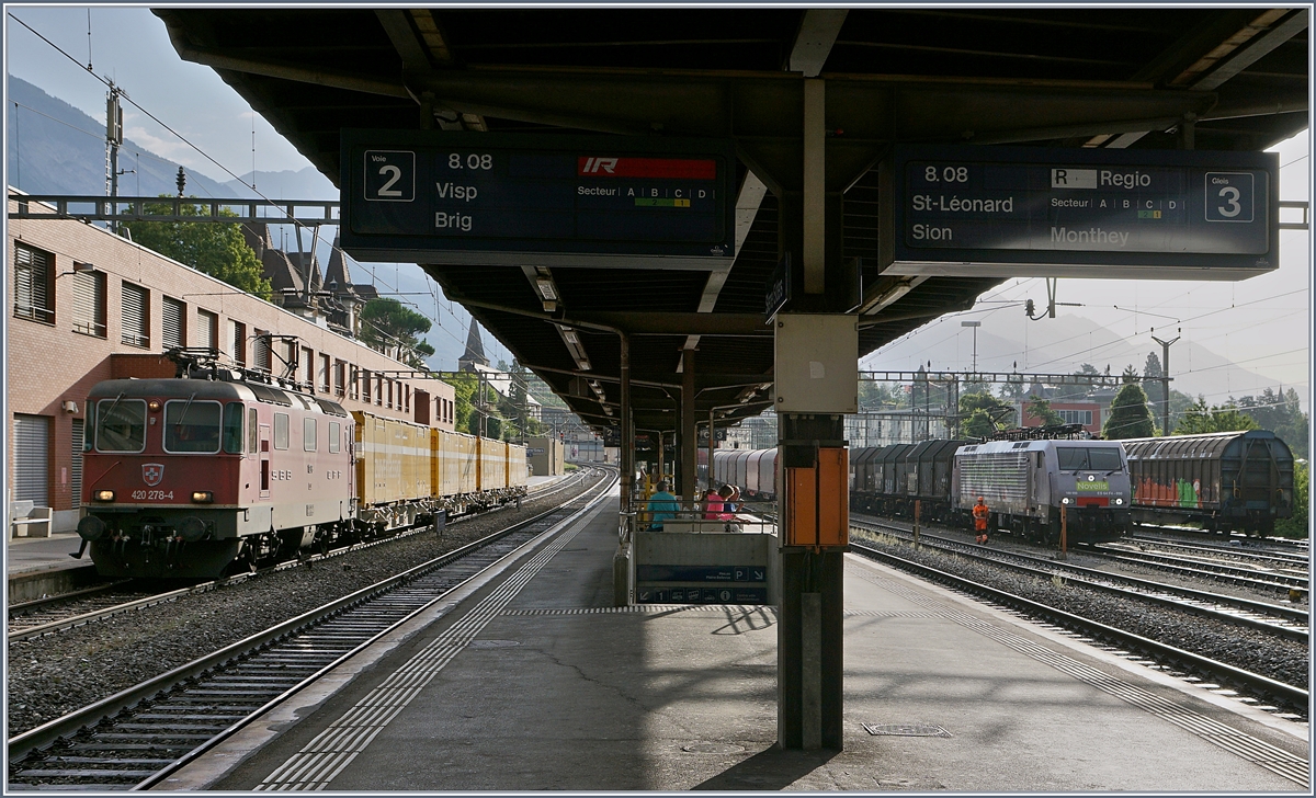 Güterverkehr in Sierre: Links die SBB Re 4/4 II 11278  CHAM  und rechts die von der SBB gemietet  Re 474 Göttingen (UIC 91 80 6189 990-5 D-Dispo Class 189-VE).
31. Juli 2017