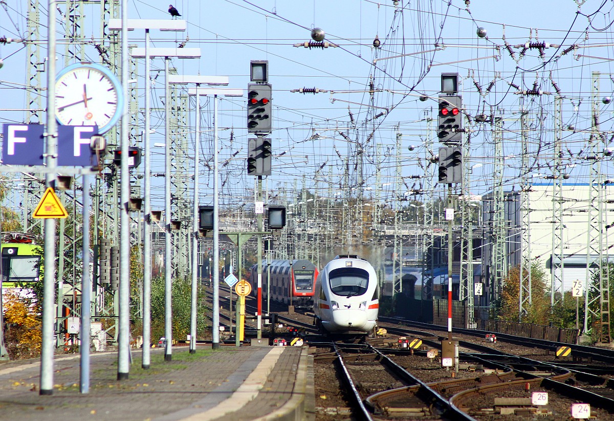 Gut 20min über der eigentlichen Abfahrtszeit kam der ICE 386 nach Berlin hier in Form von Tz 5519(0605 019/119/219/519) durch Neumünster gefahren. Im Hintergrund ist der RE70 von Kiel nach Hamburg zu sehen. Neumünster 23.10.2015