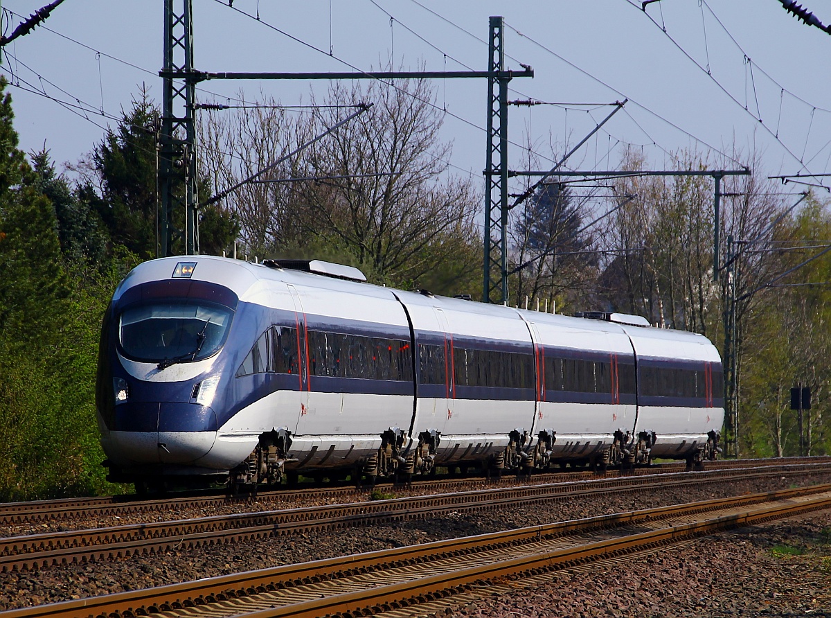 Gut schaut er aus der mit DSB Folien beklebte 0605 006/106/206/506 Tz 5506 der hier als ICE 380 nach Flensburg Einfahrt in Schleswig hat. 19.04.2014