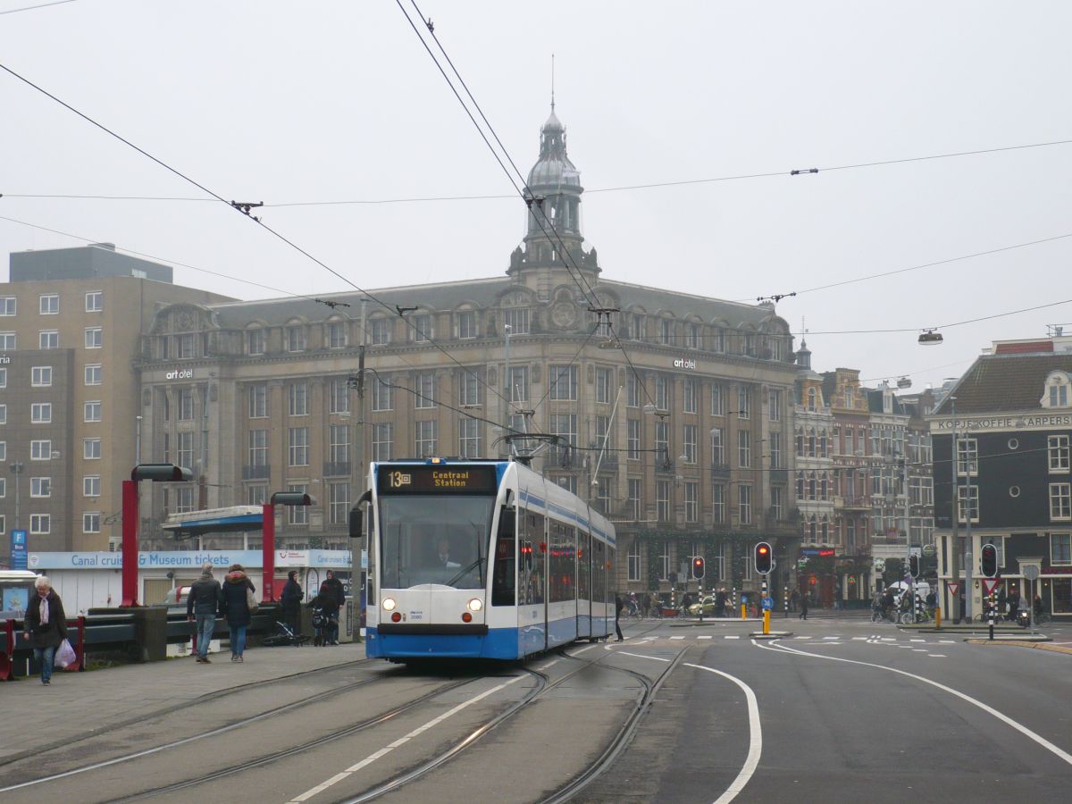 GVB 2060 Stationsplein. Amsterdam Centraal Station 06-01-2016.

GVB tram 2060 komend vanaf de Prins Hendrikkade naar het Stationsplein. Amsterdam 06-01-2016.