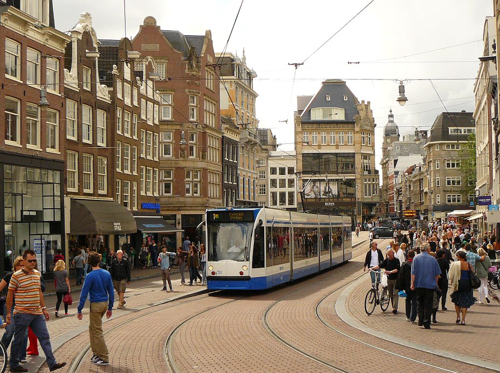 GVBA TW 2039 Koningsplein, Amsterdam 11-08-2013.
GVBA tram 2039 Koningsplein, Amsterdam 11-08-2013.