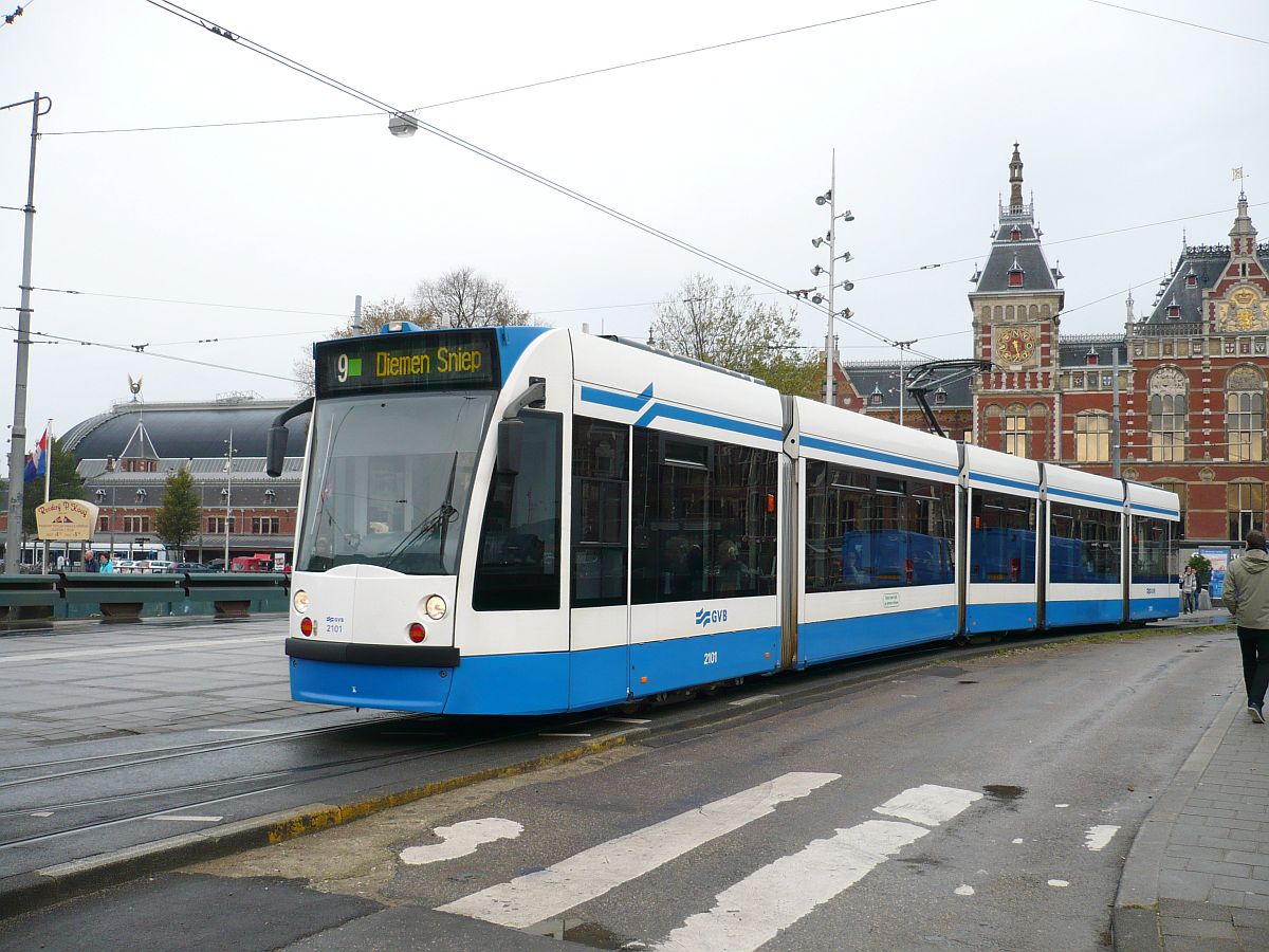 GVBA TW 2101 Middentoegangsbrug, Amsterdam Centraal Station 12-11-2014.

GVBA tram nummer 2101 op de Middentoegangsbrug voor het Centraal station. Amsterdam 12-11-2014.