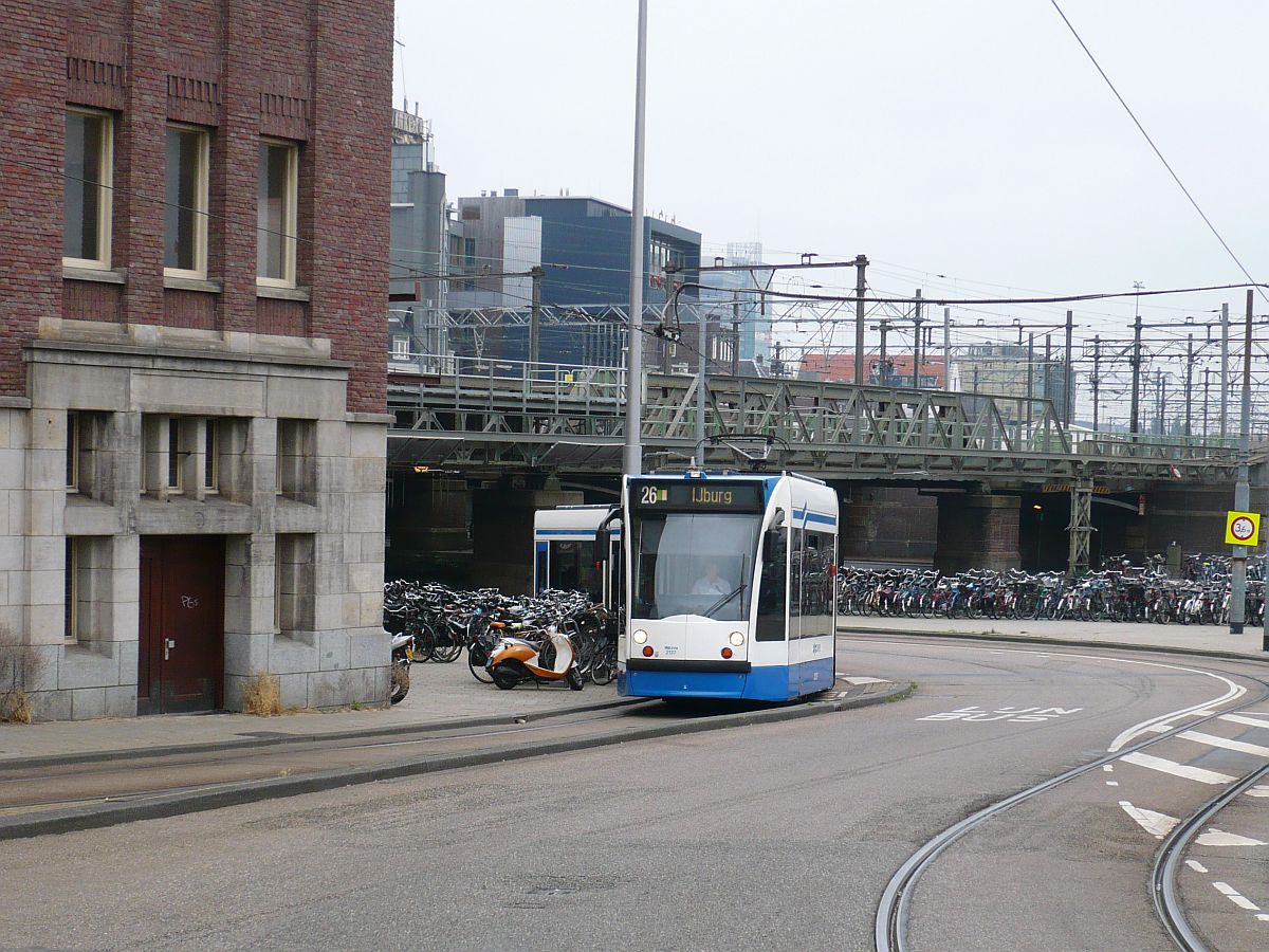 GVBA TW 2137 Stationsplein, Amsterdam Centraal Station 15-07-2014.

GVBA tram 2137 komt vanaf de De Ruyterkade onder het spoor het Stationsplein aan de oostzijde opgereden. Amsterdam 15-07-2014.