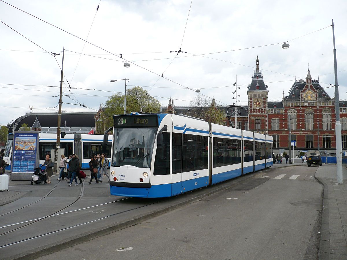 GVBA TW 2142 Middentoegangsbrugen, Amsterdam 29-04-2015.

GVBA tram 2142 op de Middentoegangsbrug voor het centraal station, Amsterdam 29-04-2015.